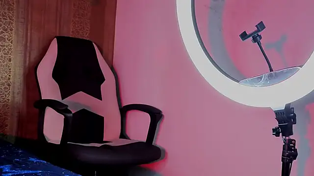 Snapshot of MishaKinki chatting on November 10, 2025, 7:08 pm MishaKinki online show from November 10, 2025, 7:08 pm