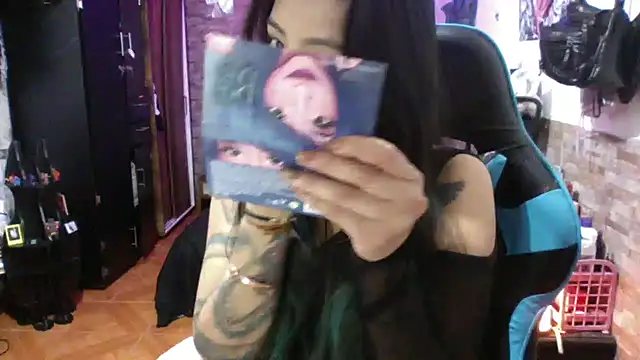 Snapshot of AngelaQueen_ chatting on January 6, 2026, 5:39 pm AngelaQueen online show from January 6, 2026, 5:39 pm