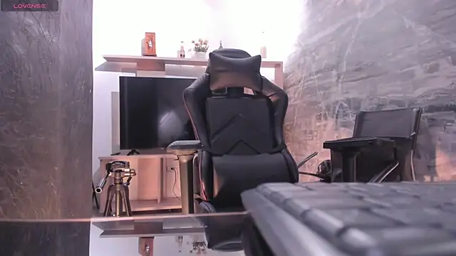 LunaBaker-1 online show from November 28, 2025, 8:09 pm