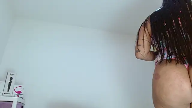 Snapshot of sashacreamy_ chatting on October 3, 2025, 3:20 am sashacreamy online show from October 3, 2025, 3:20 am