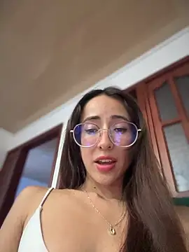 lauravasquez online show from February 9, 2025, 10:00 pm