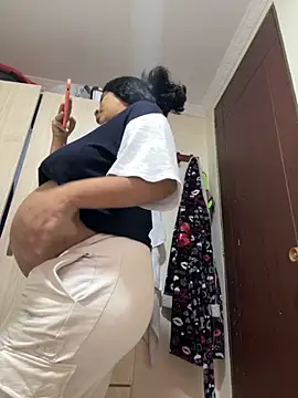 moncerrat luna online show from October 17, 2025, 9:16 pm