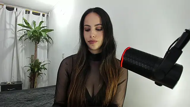 Lia-y-felipe online show from February 12, 2026, 11:15 pm