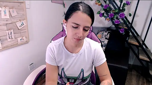 samantha baby  online show from April 22, 2026, 4:36 pm