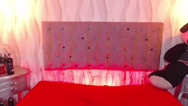 Snapshot of IsabelaLatina chatting on October 19, 2025, 7:38 pm IsabelaLatina online show from October 19, 2025, 7:38 pm