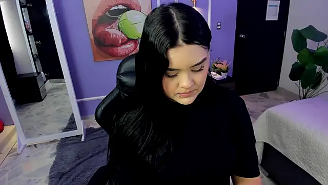 martinasaez online show from November 24, 2025, 8:31 pm