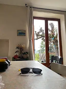 Snapshot of la_chiennete chatting on November 1, 2025, 12:32 pm la chiennete online show from November 1, 2025, 12:32 pm