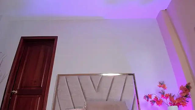 NoraDasilva online show from February 3, 2026, 2:53 am