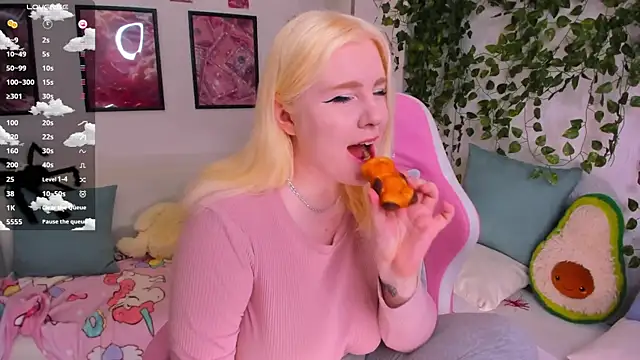 Snapshot of art_lovee chatting on February 5, 2026, 1:56 am art lovee online show from February 5, 2026, 1:56 am