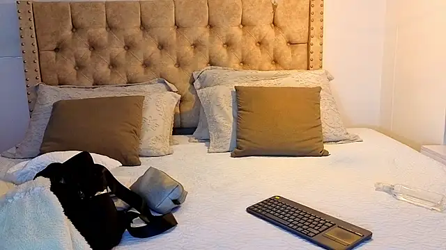 KeryHillson online show from December 22, 2025, 12:05 pm