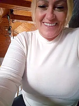 Isabellaa04 online show from February 9, 2026, 1:53 pm