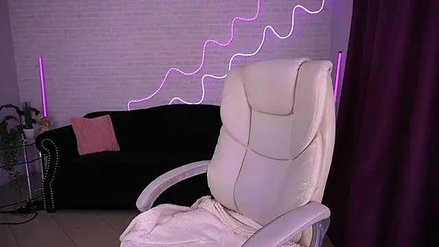 Daenerys Daenn online show from December 21, 2025, 7:32 am