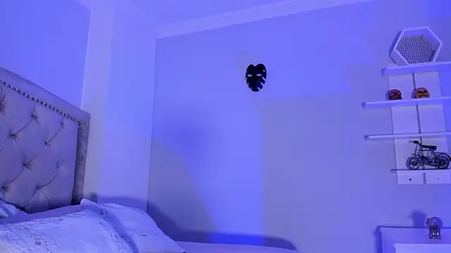 CamileHolmes online show from February 13, 2025, 8:17 am