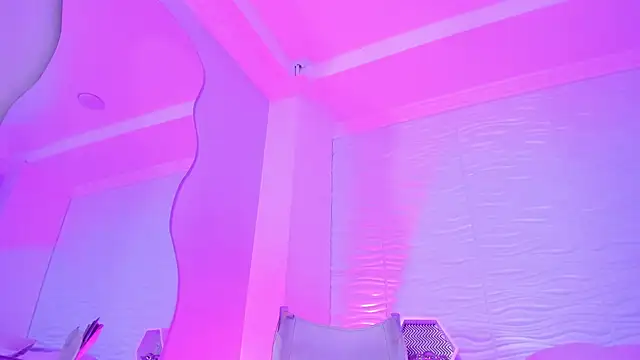 CamileHolmes online show from March 18, 2025, 7:33 am