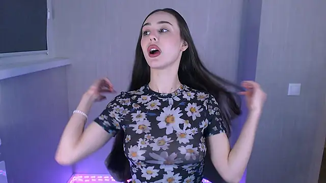 Snapshot of EmiliEliott chatting on December 7, 2024, 2:14 am EmiliEliott online show from December 7, 2024, 2:14 am