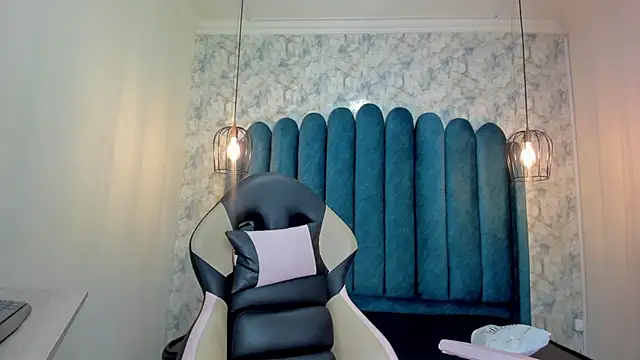 nalalye cruzz  online show from October 4, 2025, 2:57 am