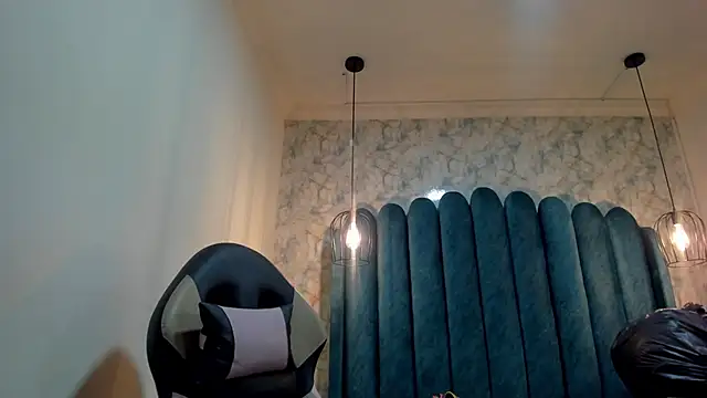 nalalye cruzz  online show from October 3, 2025, 2:37 am