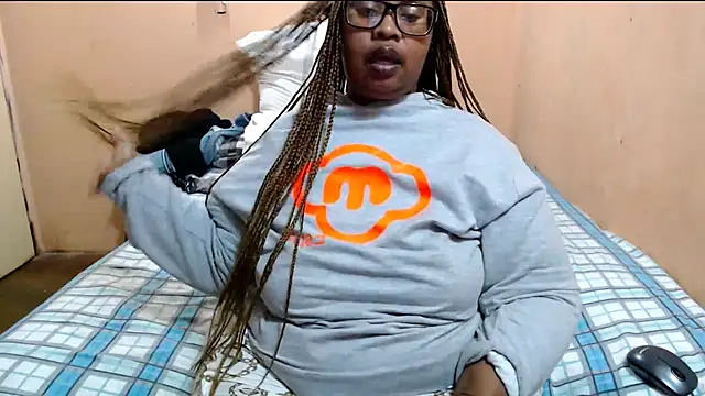 Snapshot of ZOQULUx chatting on June 26, 2026, 7:52 pm ZOQULUx online show from June 26, 2026, 7:52 pm