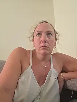 Wisie Cutie online show from May 23, 2026, 1:21 pm
