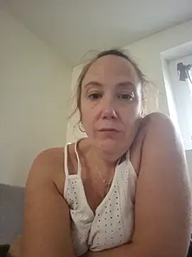 Snapshot of Wisie_Cutie chatting on November 16, 2025, 1:27 pm Wisie Cutie online show from November 16, 2025, 1:27 pm