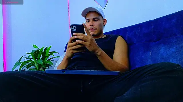 rick03 leto online show from December 17, 2025, 4:17 am