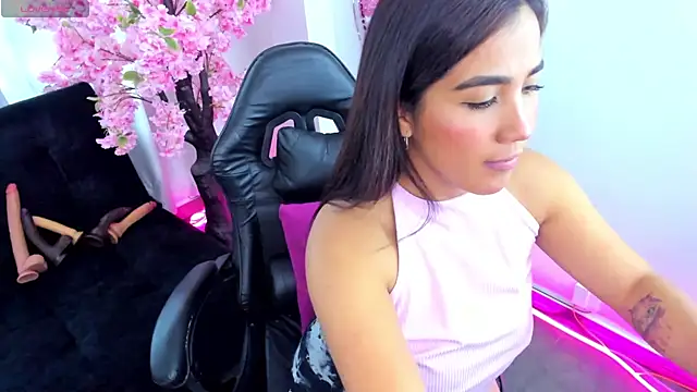 KAROLIVONNE online show from July 11, 2026, 3:45 pm