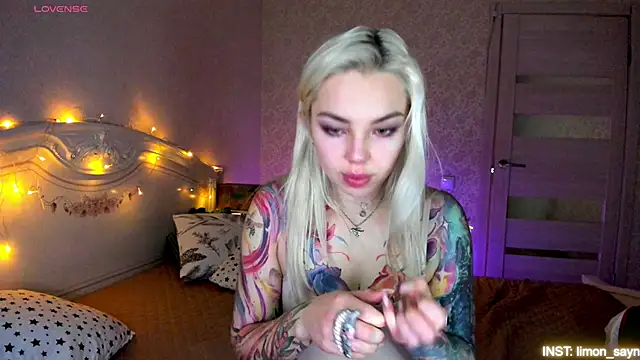 LillyMoure  online show from April 14, 2026, 11:32 pm