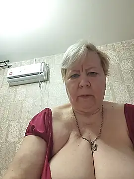Snapshot of EffectFiona chatting on April 12, 2026, 12:36 am EffectFiona online show from April 12, 2026, 12:36 am