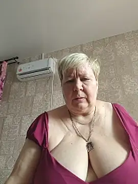 Snapshot of EffectFiona chatting on March 9, 2026, 8:18 am EffectFiona online show from March 9, 2026, 8:18 am