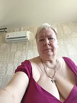 Snapshot of EffectFiona chatting on May 6, 2026, 11:03 am EffectFiona online show from May 6, 2026, 11:03 am