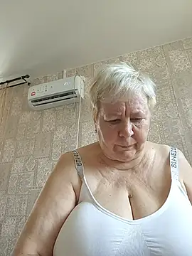 Snapshot of EffectFiona chatting on June 17, 2026, 6:02 am EffectFiona online show from June 17, 2026, 6:02 am