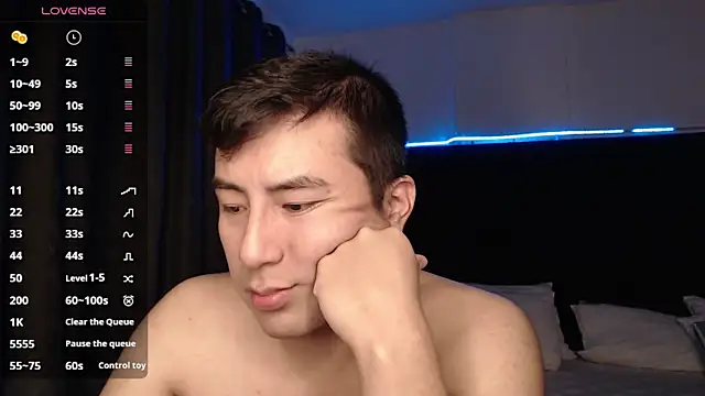 andrewmhilton  online show from November 5, 2025, 5:54 am