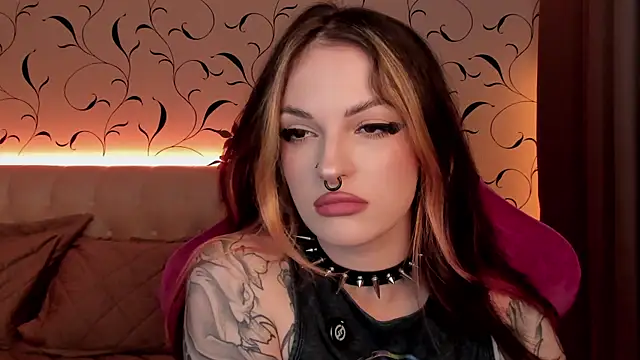 Snapshot of BratzieDarsie chatting on October 7, 2025, 8:59 am BratzieDarsie online show from October 7, 2025, 8:59 am