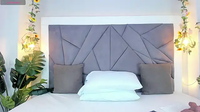 KiarhaTrixie online show from November 25, 2025, 3:07 am