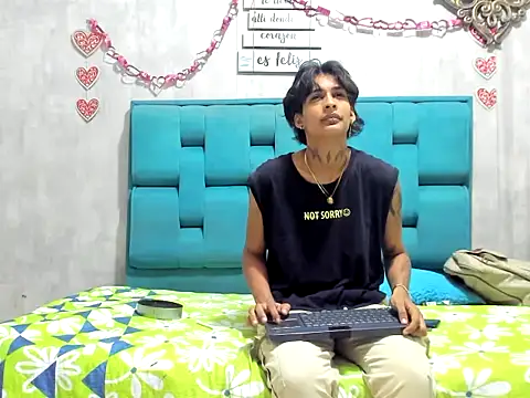 chicamir22 online show from November 11, 2025, 8:25 pm