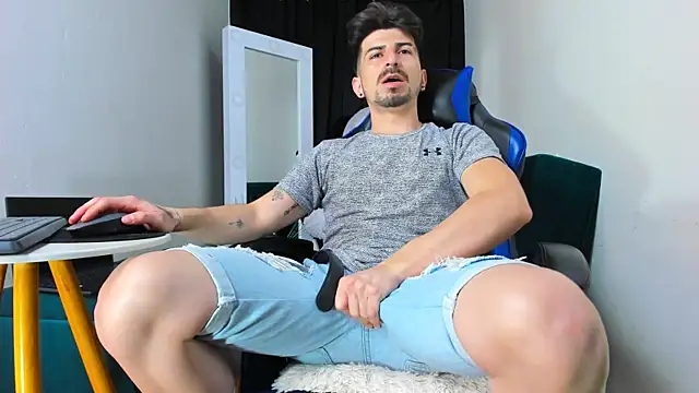 Snapshot of LiamCossio_ chatting on January 8, 2025, 11:30 pm LiamCossio  online show from January 8, 2025, 11:30 pm