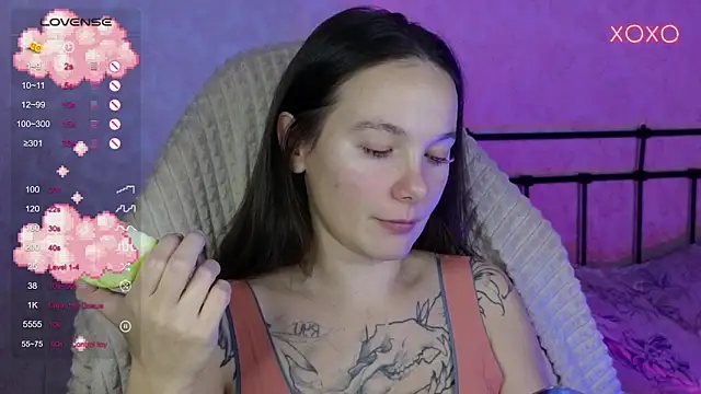 Snapshot of lil_luna_x chatting on October 25, 2025, 5:35 pm lil luna x online show from October 25, 2025, 5:35 pm