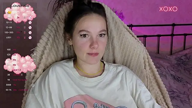 Snapshot of lil_luna_x chatting on December 13, 2025, 8:04 pm lil luna x online show from December 13, 2025, 8:04 pm