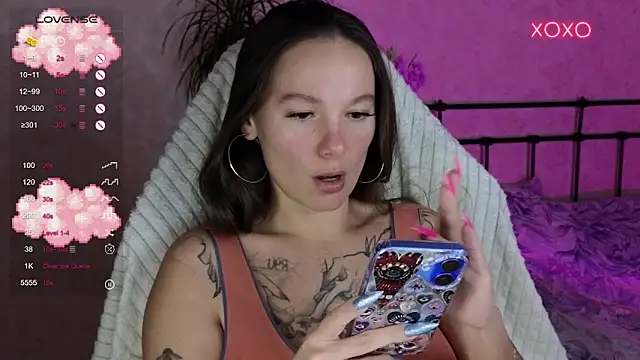 Snapshot of lil_luna_x chatting on December 2, 2025, 1:24 pm lil luna x online show from December 2, 2025, 1:24 pm