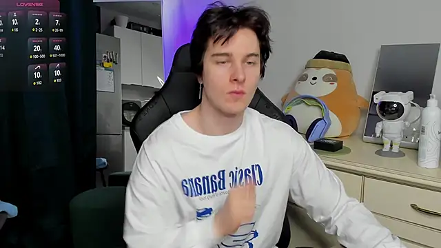 Snapshot of Vincent_Strong chatting on April 6, 2026, 8:15 am Vincent Strong online show from April 6, 2026, 8:15 am