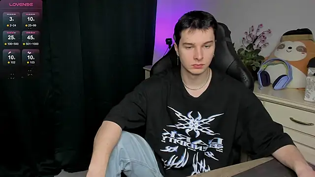 Snapshot of Vincent_Strong chatting on December 15, 2025, 8:20 am Vincent Strong online show from December 15, 2025, 8:20 am