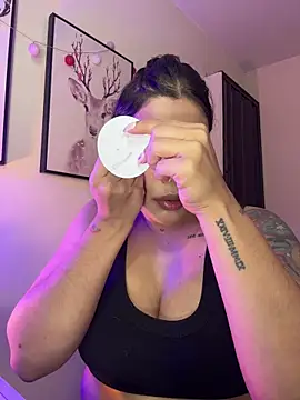 Snapshot of GigiiStone chatting on January 18, 2026, 6:44 pm GigiiStone online show from January 18, 2026, 6:44 pm