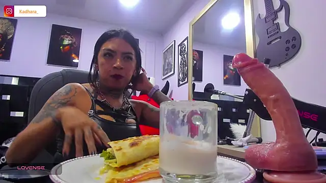 Snapshot of Kadarah chatting on December 13, 2025, 8:04 pm Kadarah online show from December 13, 2025, 8:04 pm