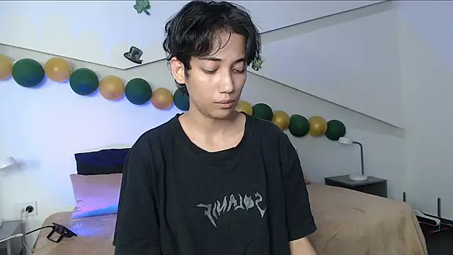 hot little bunny online show from March 18, 2025, 8:37 pm