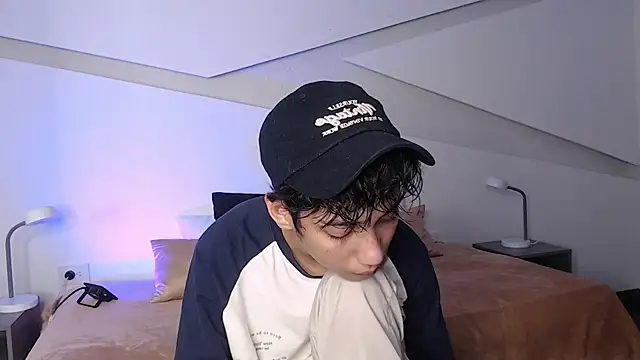 hot little bunny online show from March 7, 2025, 9:27 pm