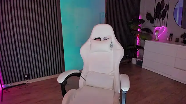 Snapshot of SeraVonDee chatting on December 11, 2024, 11:43 pm SeraVonDee online show from December 11, 2024, 11:43 pm