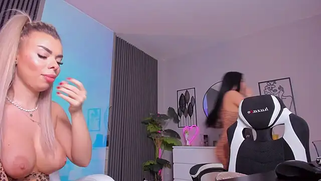 Snapshot of SeraVonDee chatting on December 15, 2024, 9:53 pm SeraVonDee online show from December 15, 2024, 9:53 pm