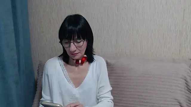 Snapshot of Erica95Bloom chatting on November 17, 2025, 5:44 am Erica95Bloom online show from November 17, 2025, 5:44 am