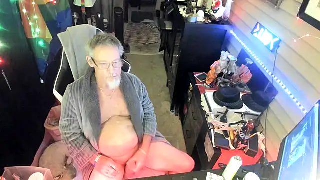 Daddysthick online show from November 1, 2025, 5:36 am