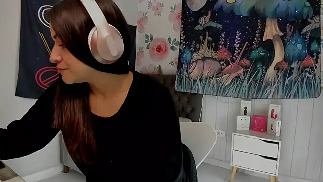 LovelyAzucena online show from December 18, 2025, 1:48 pm